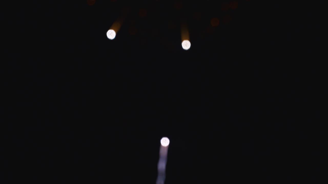 실제 불꽃놀이 배경의 원활한 루프: 밤하늘에 보케 조명과 함께 실제 황금빛 반이는 불꽃 놀이의 추상적인 흐릿함.