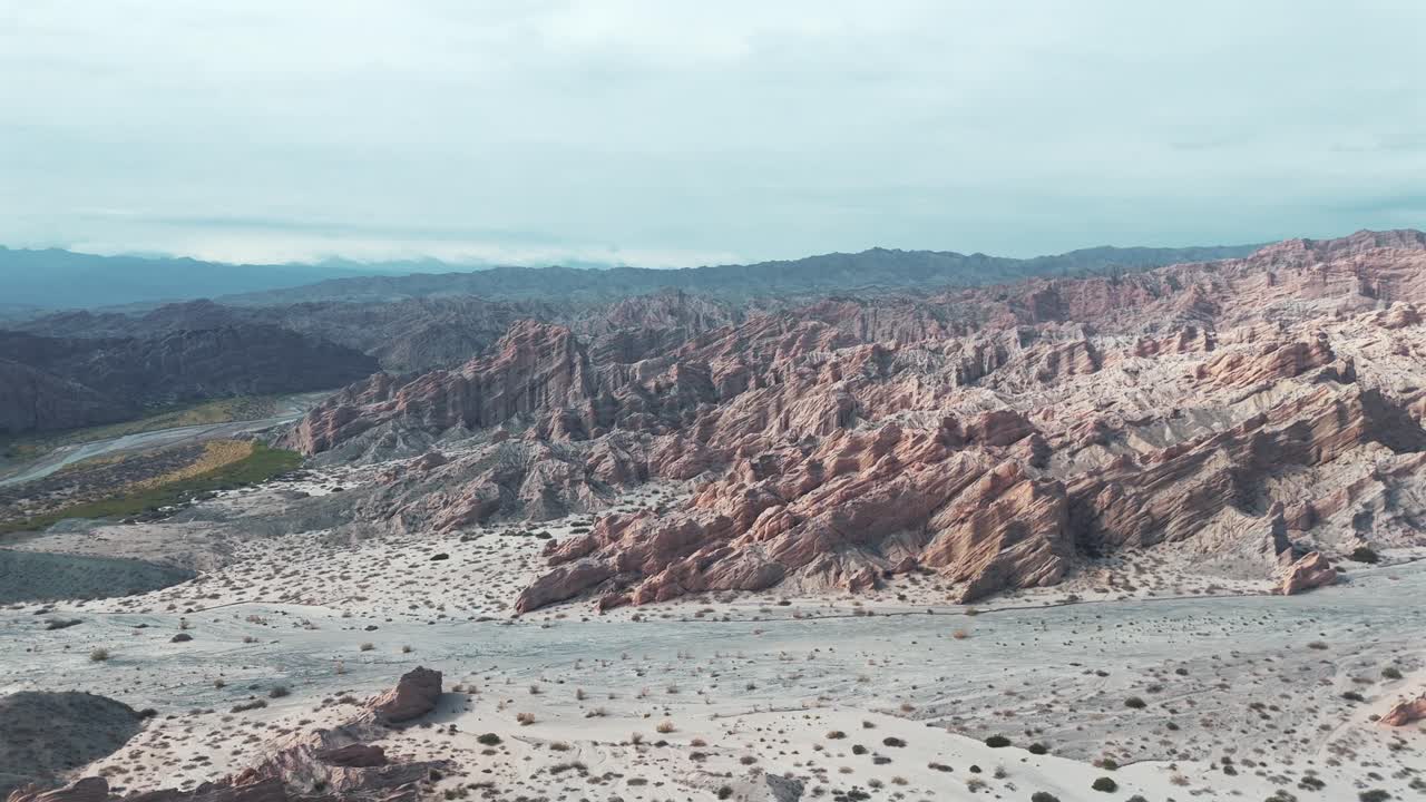 아르헨티나 주 살타의 브라다 데 라스 플레차스 (quebrada de las flechas) 에 있는 40번 국도 (national route 40) 에 대한 공중 이동.
