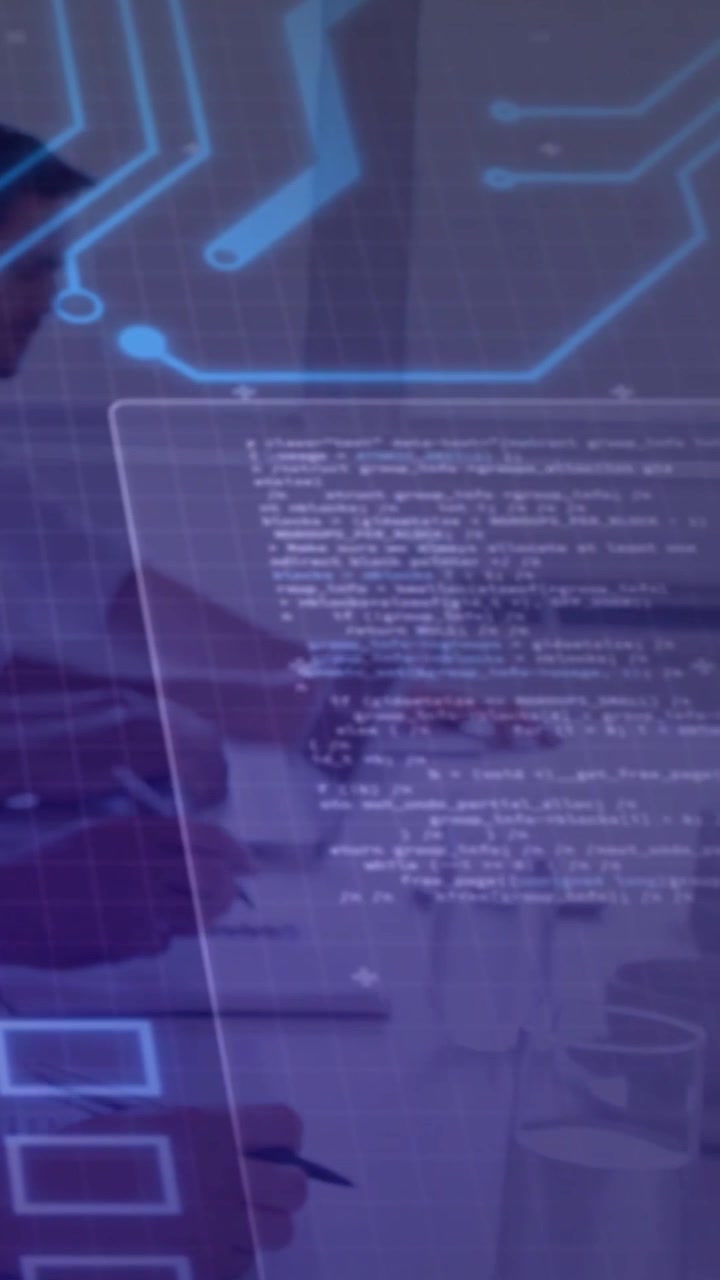 Vídeo vertical: Desenvolvedor de software digitando e anotando enquanto a UI de código se alinha sobre o laptop para demonstração.