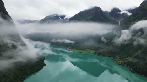 Lago-Oldevatnet-Cubierto-De-Nubes-En-Loen,-Vestland,-Noruega---Aéreo