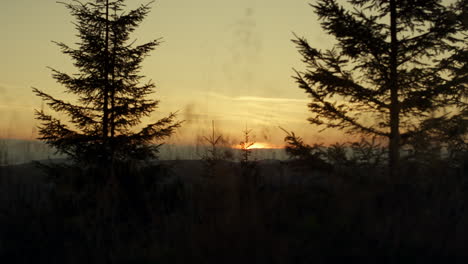 le soleil se couche derrière les montagnes