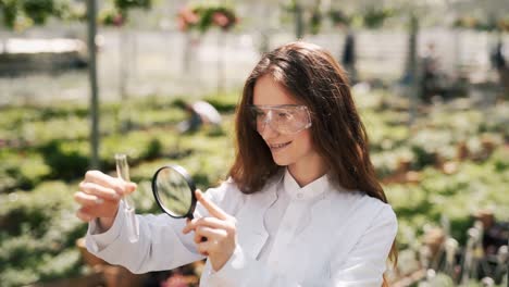 Porträt-Einer-Biologin-Mit-Reagenzglas-Und-Lupe