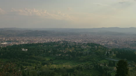 Sweeping-panoramic-view-of-Florence-with-Cathedral-in-town,-view-from-mountain,-italy