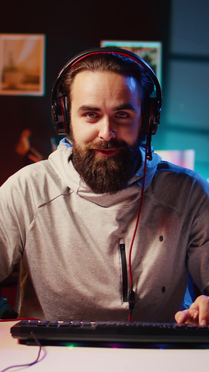 Video verticale di un giocatore di Esports che gioca ai videogame di fronte a spettatori online durante una diretta streaming, fornendo commenti