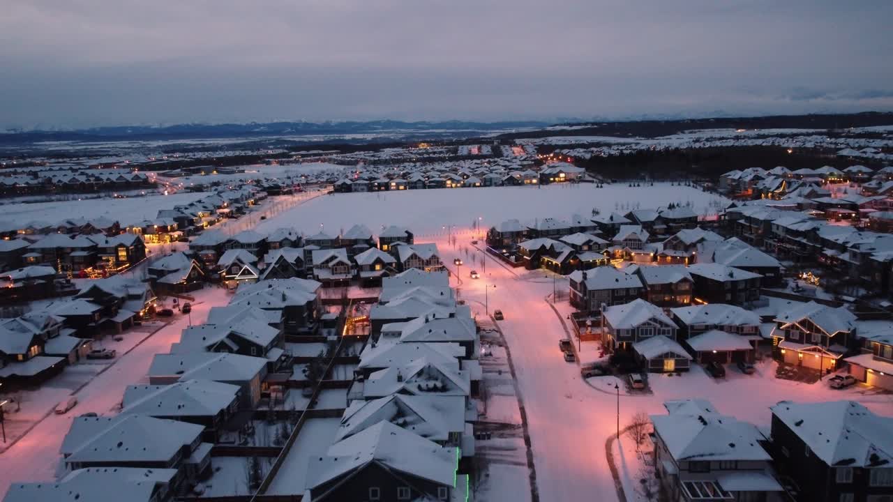 Ilmakuva esikaupunkitaloista Calgaryn kaupungissa talvella.