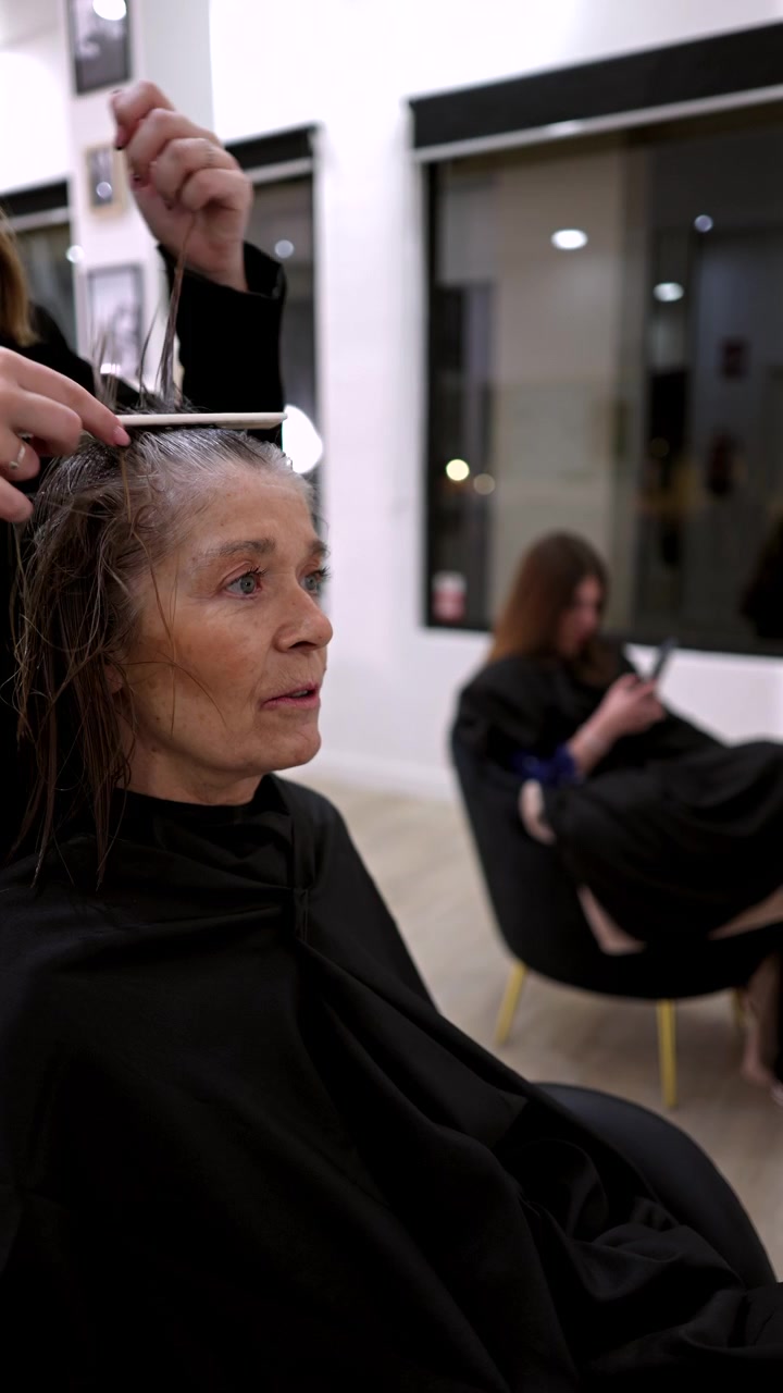 Cabeleireiro Profissional Penteando e Estilizando o Cabelo de Mulher Madura no Salão