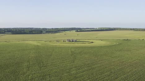 Stonehenge-Lejos-En-Campos-Veraniegos-De-Color-Verde-Brillante-Con-Una-Sensación-Cálida