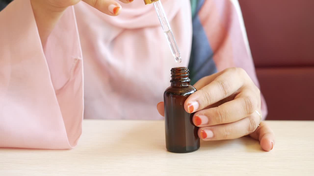 mujer aplicando suero