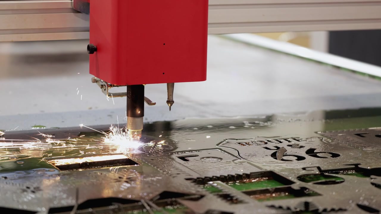 Taglierina al plasma CNC industriale che sagoma una lastra di metallo