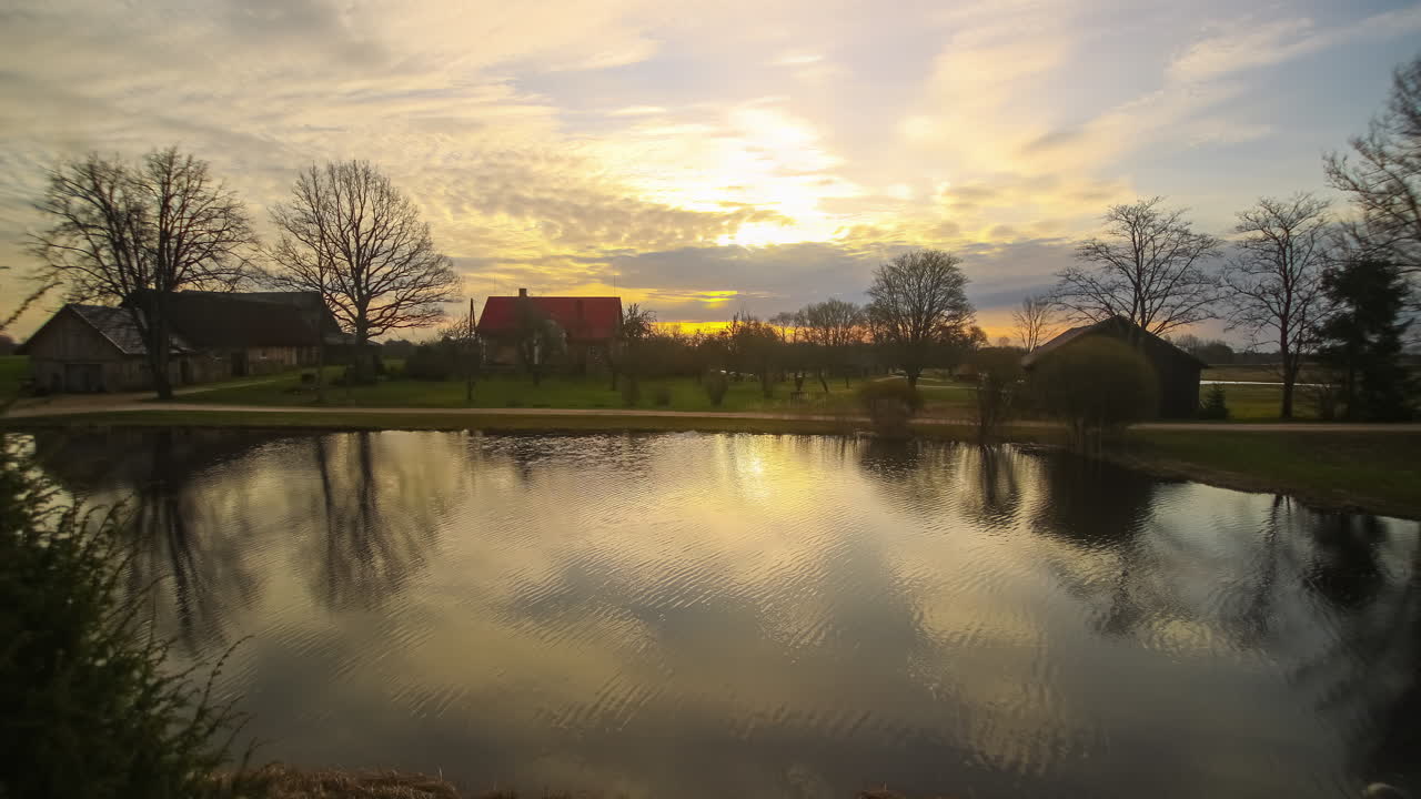 일출 에 호수 근처 에 있는 집 들 의 타임  ⁇ 스  ⁇