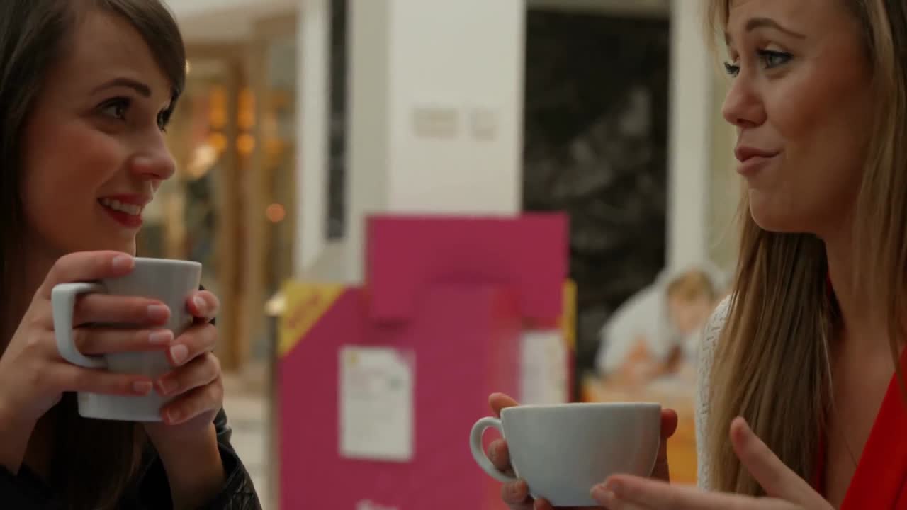 행복 한 친구 들 이 함께 커피 를 마시고