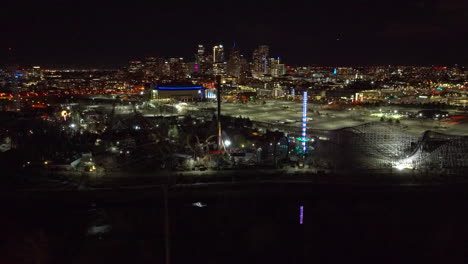 Luftaufnahme-Einer-Kippenden-Aufnahme-Der-Innenstadt-Von-Denver-Bei-Nacht