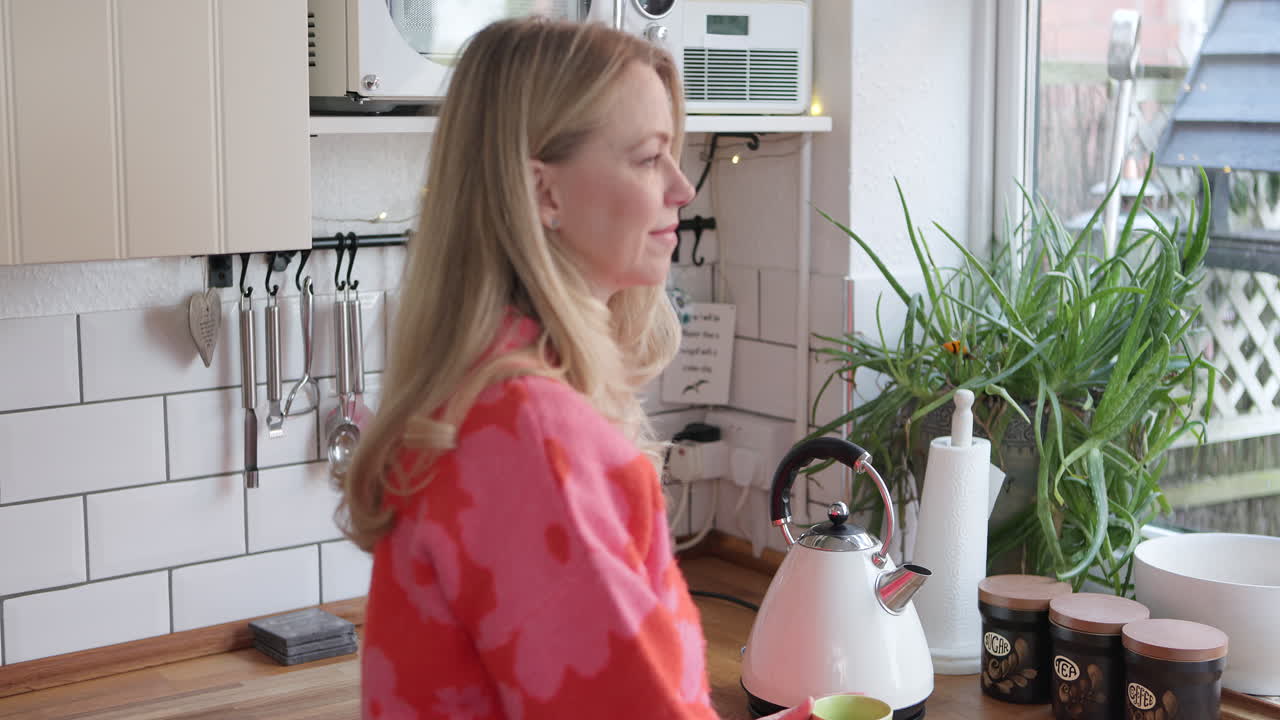 부에서 커피를 마시고 있는 여자