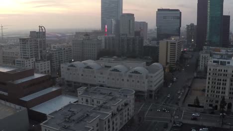 Der-Zeitraffer-Der-Skyline-Von-Los-Angeles-Mit-Blick-Nach-Westen-Beginnt-Am-Späten-Nachmittag-Und-In-Der-Dunkelheit