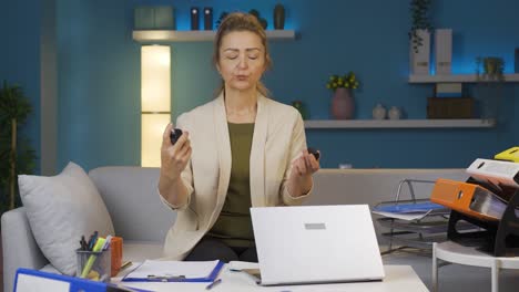 Home-Office-Mitarbeiter-Besprüht-Frau-Mit-Parfüm.