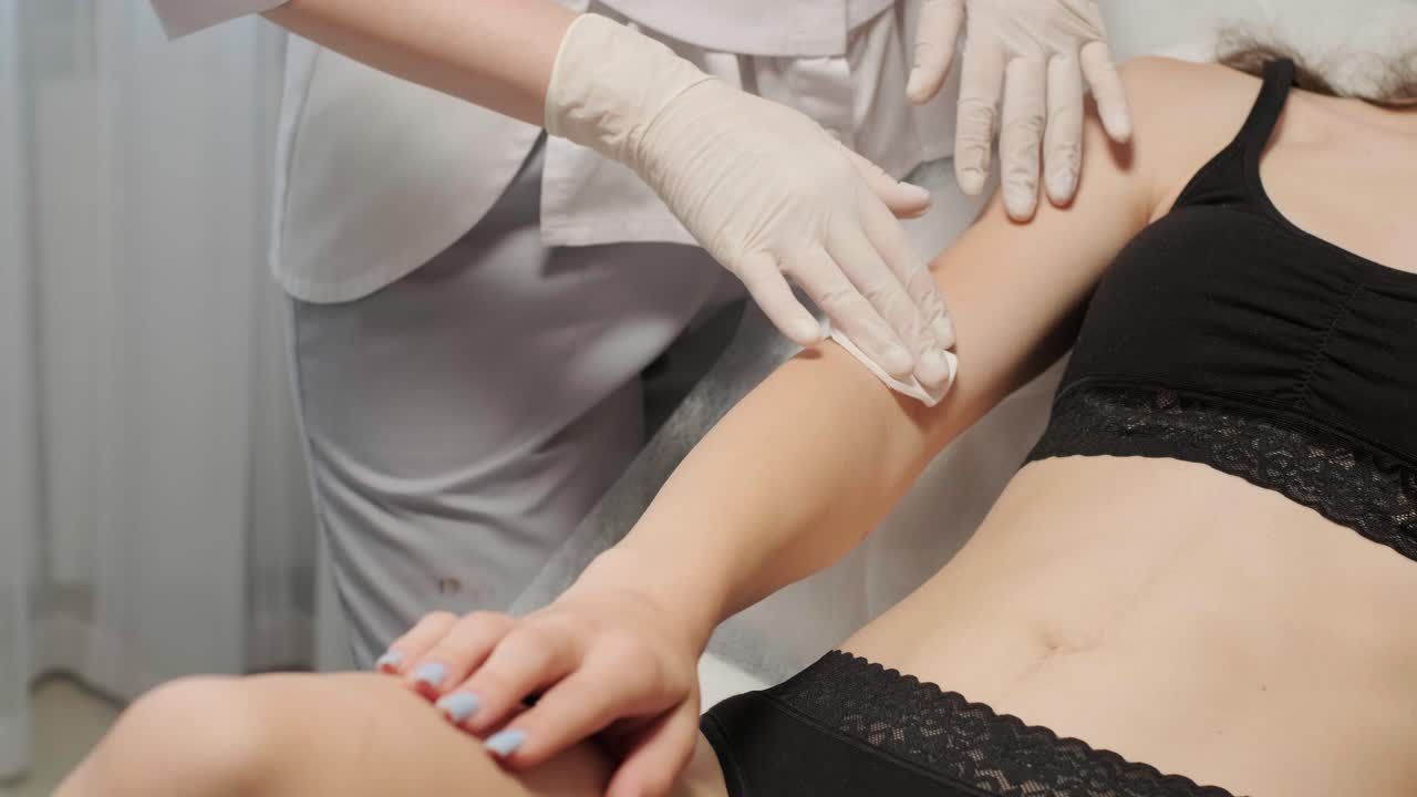depilación láser - procedimiento de depilación. flash de depilación láser de diodo, esteticista elimina el pelo en hermosas piernas femeninas, depilación para piel lisa, procedimiento láser en un estudio de belleza o clínica, tratamiento de depilación para el cuidado del cuerpo.