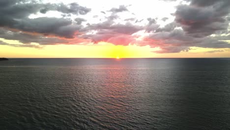 Puesta-De-Sol-Desde-Un-Dron-En-La-Playa-En-La-Costa-Oeste-Del-Mar-Caribe-De-Puerto-Rico