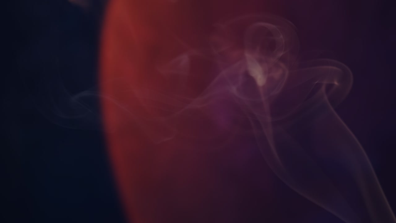 어두운 배경에 연기가 흐르고 있습니다.