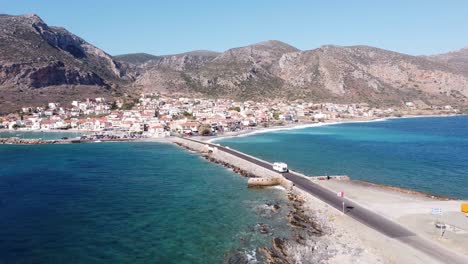 Wohnmobil-Wohnmobil-Fährt-Monemvasia-Brücke-In-Peloponnes,-Griechenland---Luft-Dolly