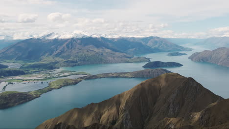 perspectiva panorámica épica desde la cima del pico roy en nueva zelanda