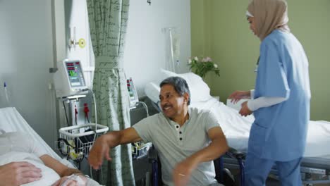dos pacientes masculinos hablando en una sala de hospital 4k