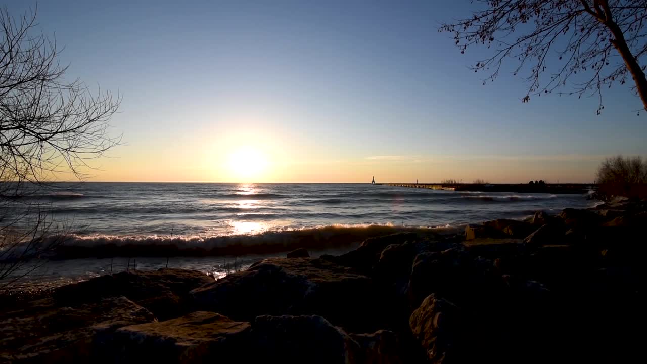 미시간 호수 연안에서 해가 뜨는 것