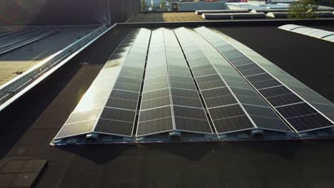 múltiples paneles solares en un techo p2