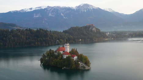 dron cinematográfico giratorio de la iglesia de peregrinación de la asunción de maría, eslovenia