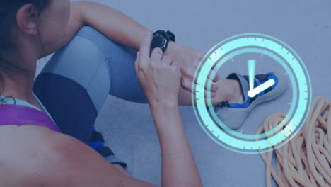 animación de reloj sobre mujer caucásica con reloj inteligente y cuerda de escalada