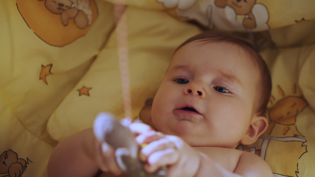 bebé jugando en la cuna