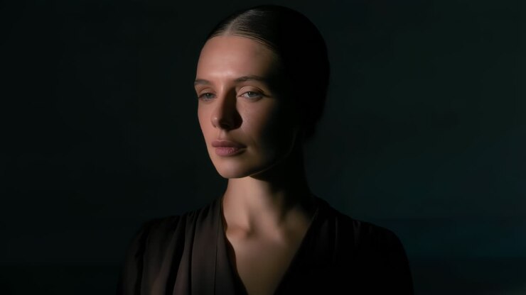Ritratto di donna con illuminazione drammatica a bassa chiave