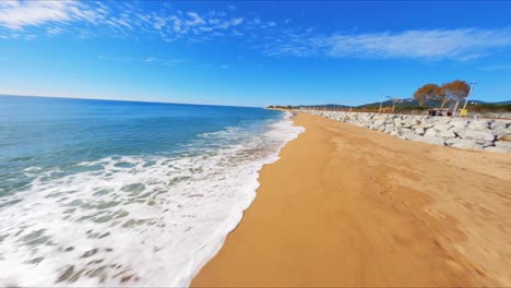 drone aéreo fpv volando rápido a lo largo de una pintoresca playa mediterránea a lo largo de la costa de españa