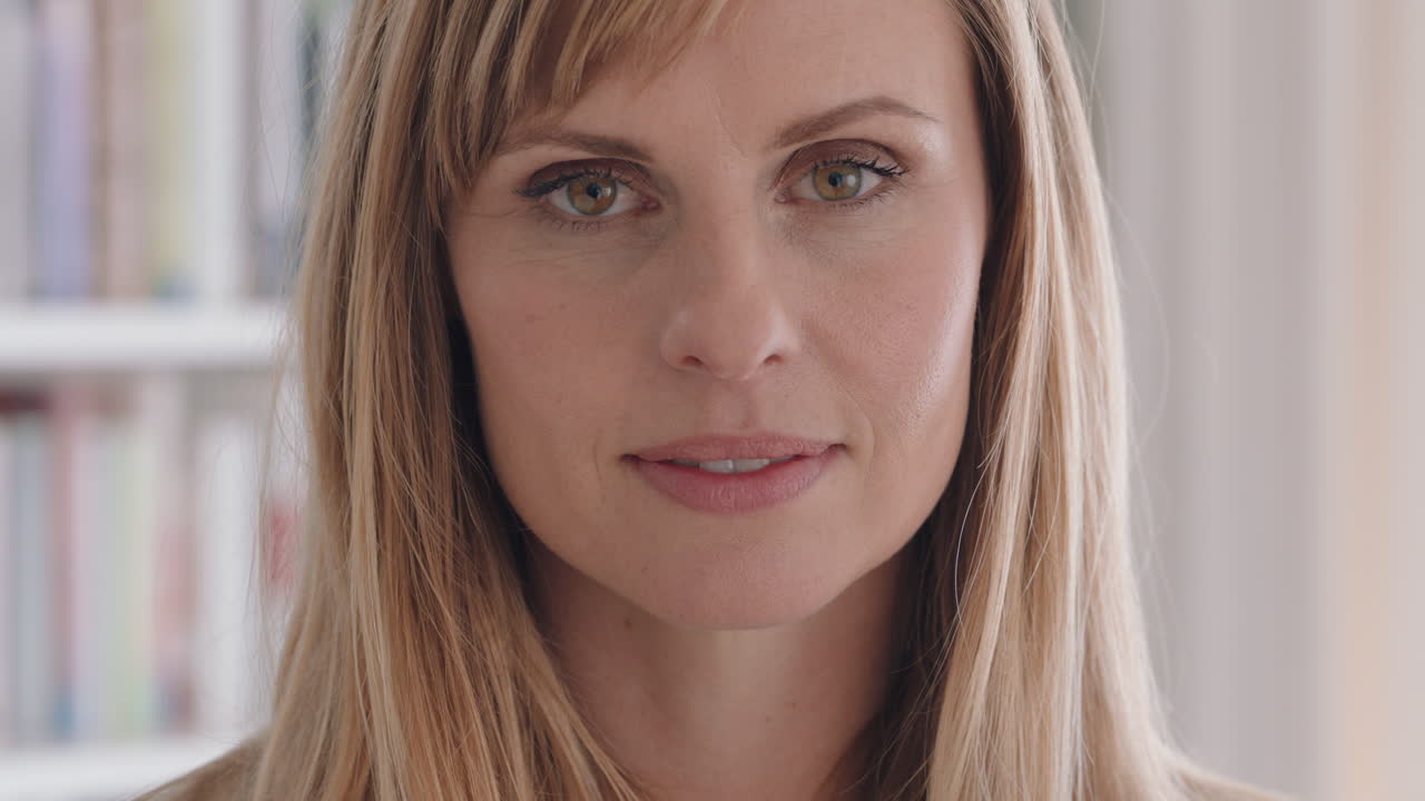 retrato de una mujer joven hermosa sonriendo feliz sintiéndose positiva segura de sí misma belleza femenina concepto de imagen 4k