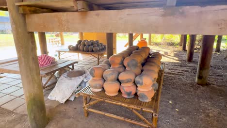las ollas de arcilla se secan bajo una casa tradicional tailandesa