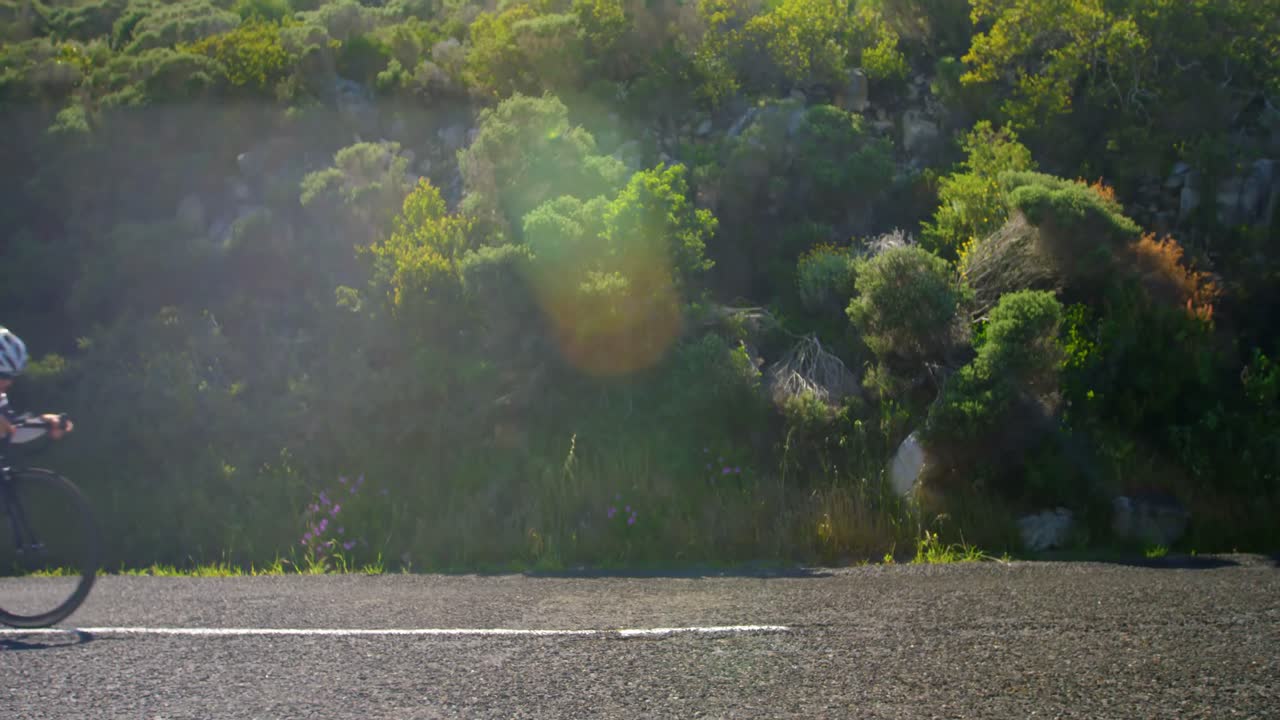 시골 도로에서 자전거 타는 여성 자전거 타기 4k