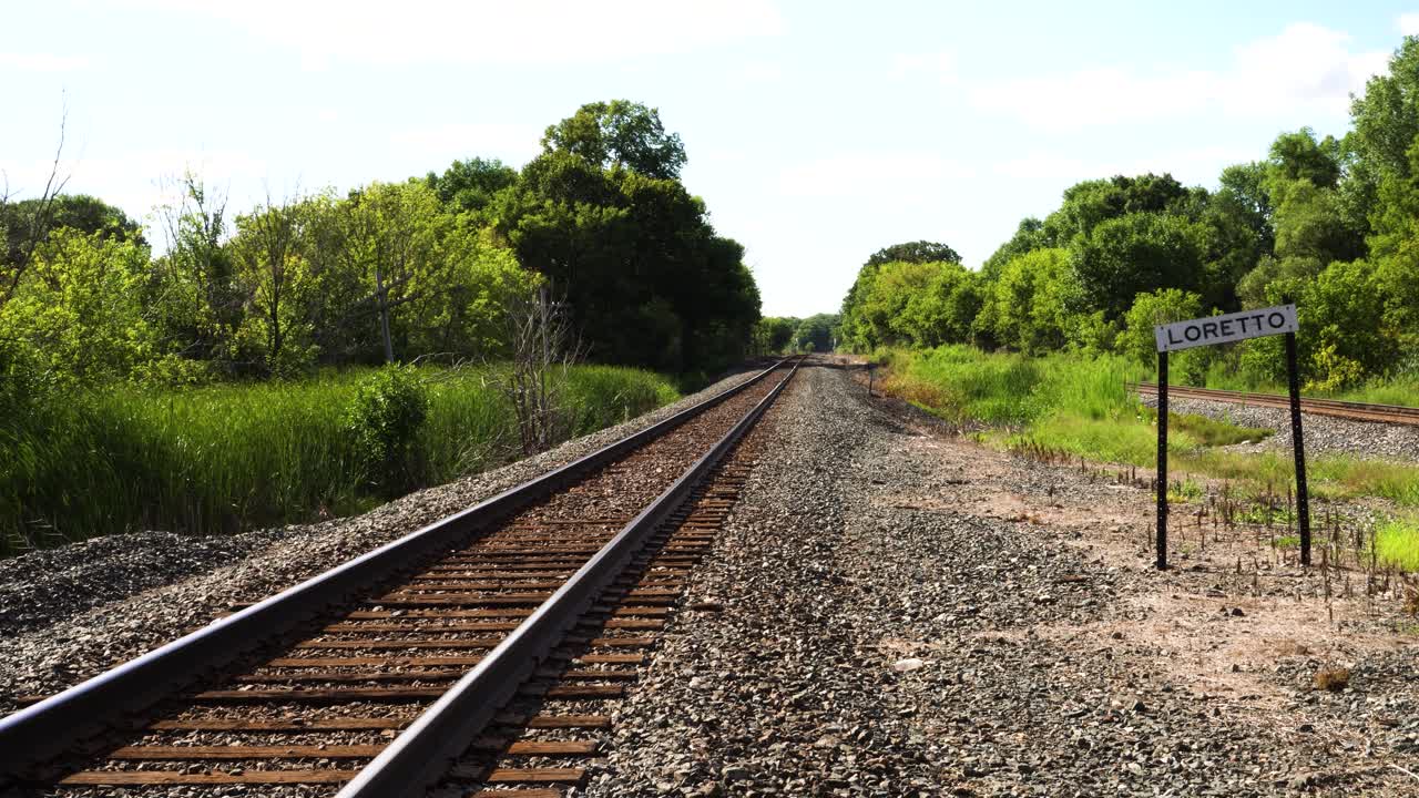 무성한 버려지고 자란 마을로 이어지는 기차 선로