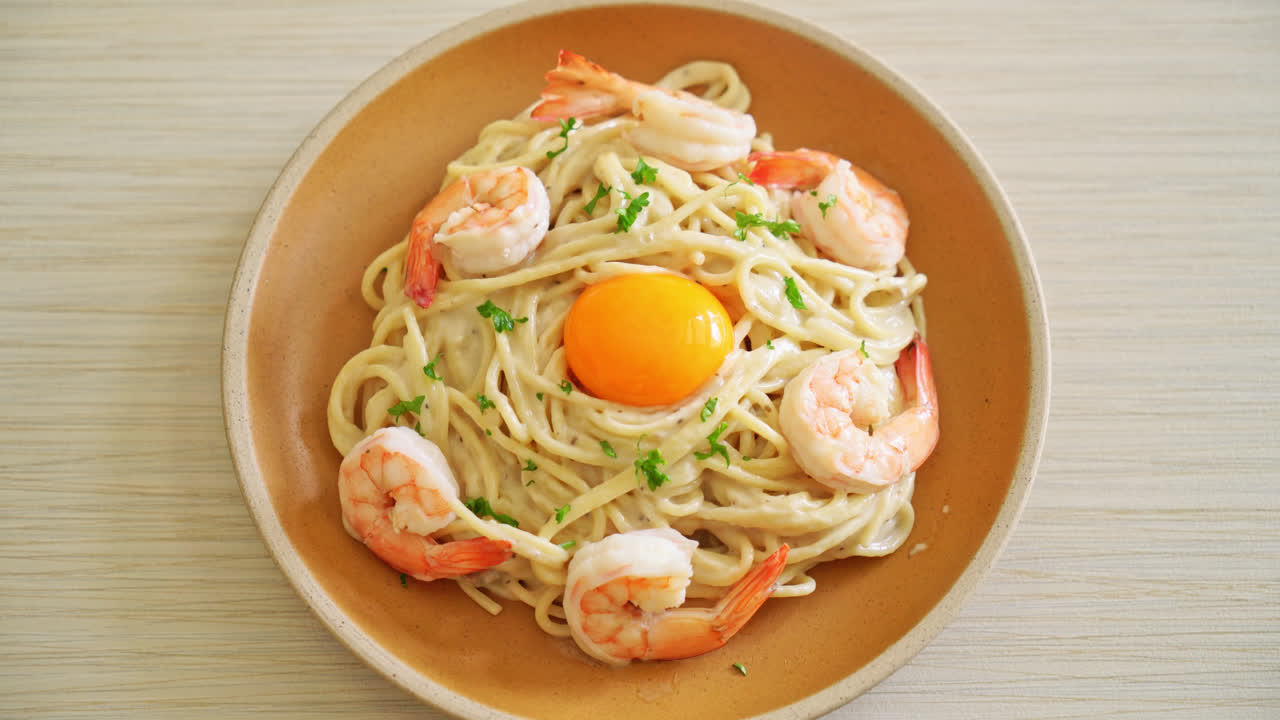 salsa de crema blanca de espagueti casera con gambas y yema de huevo