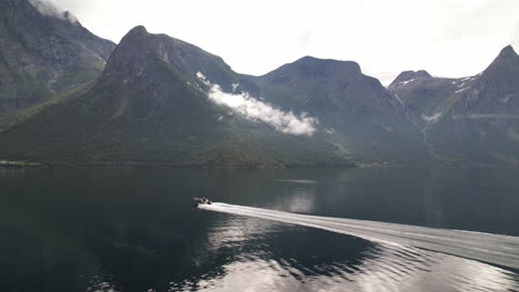 Speedy-boat-ride-across-the-lake-to-the-wilderness-hut-of-DNT-Hoemsbu