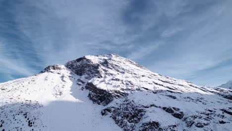 vista aérea de un pico de montaña cubierto de nieve en un soleado día de invierno en suiza