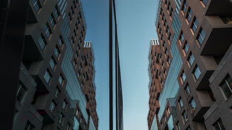 Edificio-Arquitectónicamente-Diverso-De-Dnb-Ni-Con-Reflejo-De-Espejo-En-El-Proyecto-De-Código-De-Barras-En-El-Centro-De-Oslo-Durante-La-Puesta-De-Sol---ángulo-Bajo,-Lapso-De-Tiempo