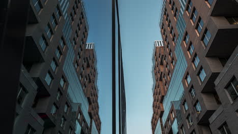 edificio arquitectónicamente diverso de dnb ni con reflejo de espejo en el proyecto de código de barras en el centro de oslo durante la puesta de sol - ángulo bajo, lapso de tiempo