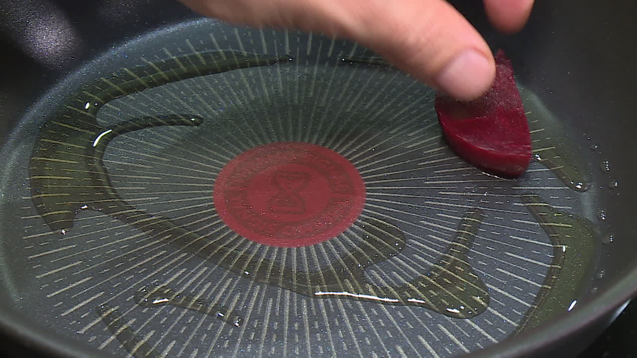 비 에 채소 를 조리 하는 것