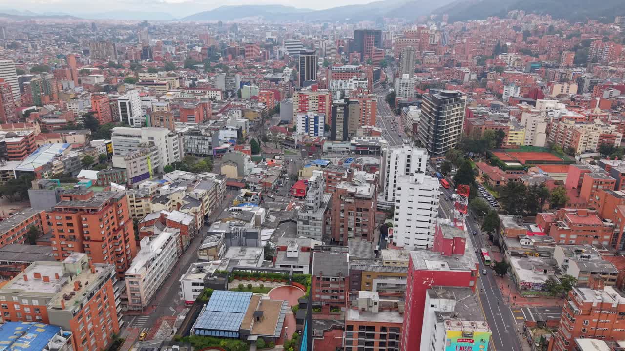 Zdjęcie lotnicze panoramy miasta Bogota, tętniący życiem krajobraz miejski, pochmurny dzień