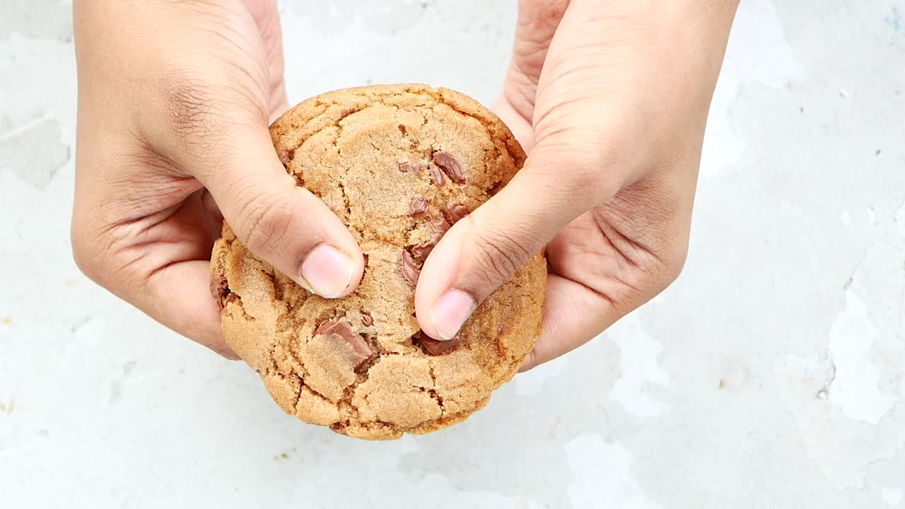 초콜릿  쿠키를 깨뜨리는 것