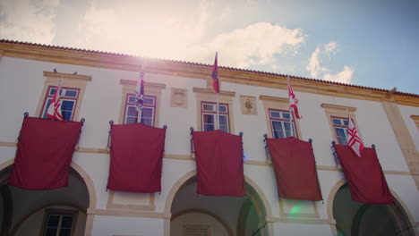 Nehmen-Sie-Das-Rathaus-Von-Portugal,-Das-Mit-Festa-Dos-Boardes-Ornamenten-Geschmückt-Ist