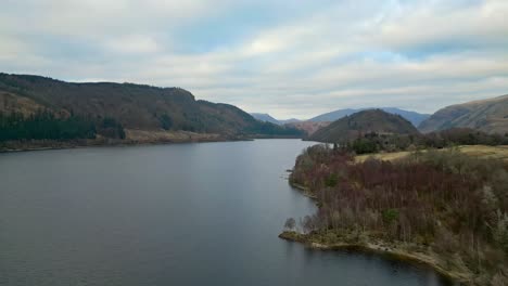 alerces de otoño en una colina sobre thirlmere, en el parque nacional inglés del distrito de los lagos