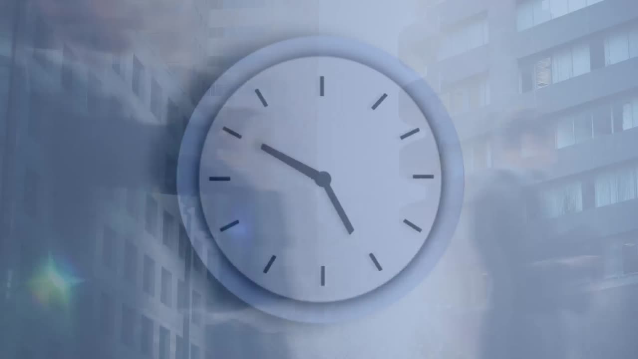personas caminando rápido con el reloj en primer plano