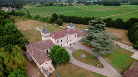 fotografía aérea de una villa de lujo en el campo de burdeos