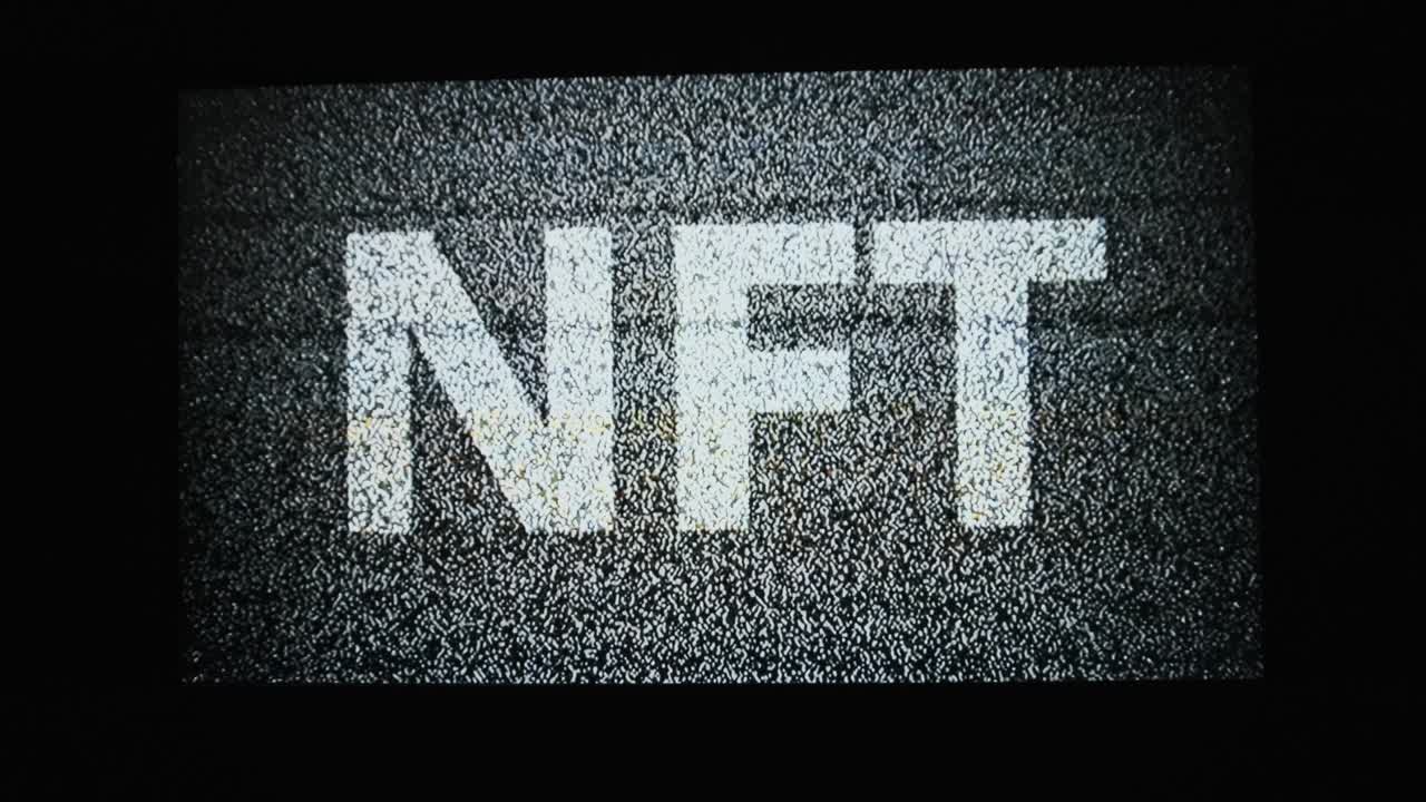 nft inscripción en una pantalla de monitor en blanco estático ruido de televisión blanco, sin señal