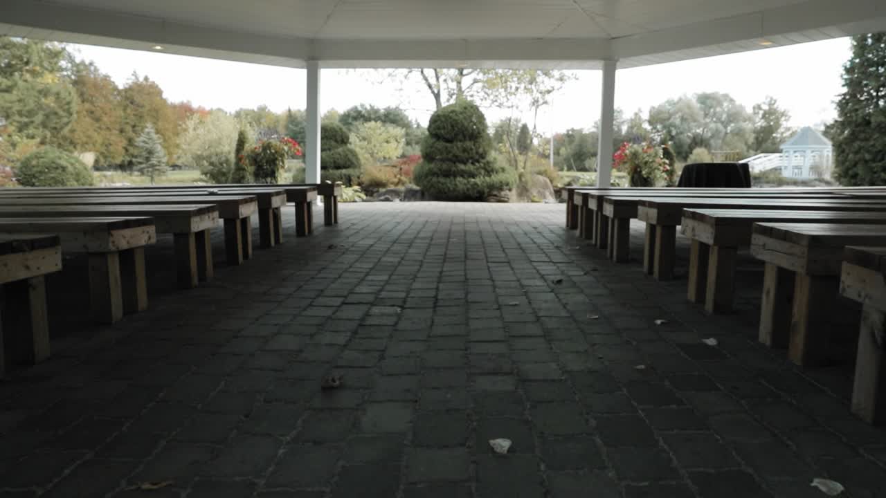 캐나다 오타와에 있는 아름다운 과수원 전망의 결혼식 및 이벤트 센터인 놀라운 정자 결혼식 장소의 섬을 걷고 있습니다.